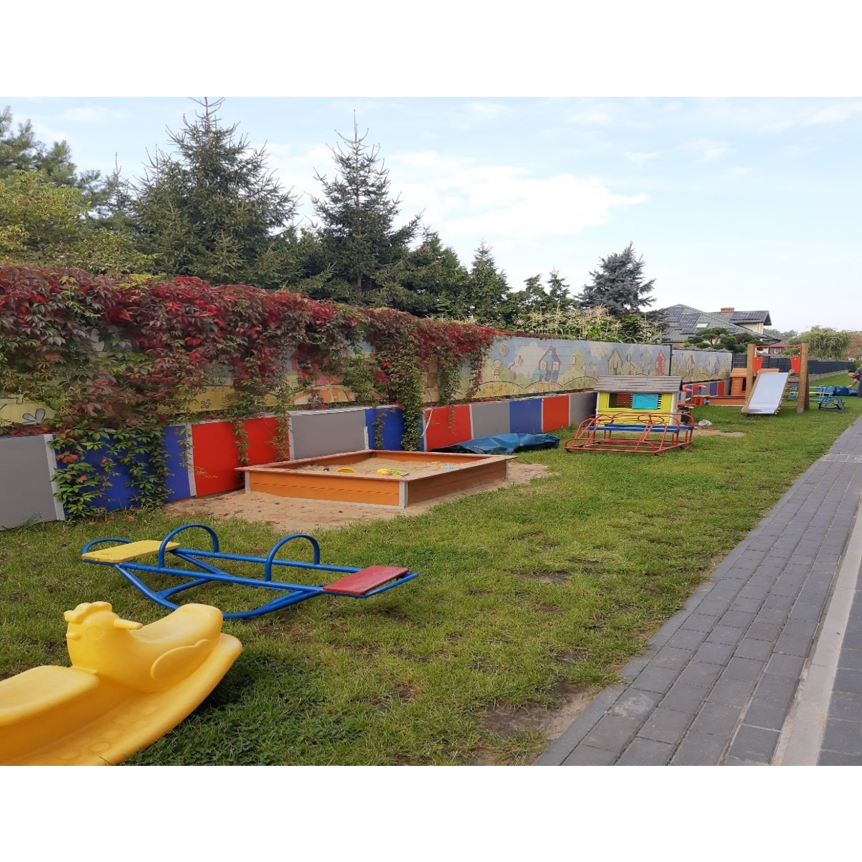 Zdjęcie placu zabaw wzdłuż ogrodzenia przedszkola
Zdjęcie placu zabaw wzdłuż ogrodzenia przedszkola